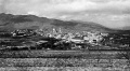 En primer terme el Tossalet i vora el nucli urbà el Maruà.